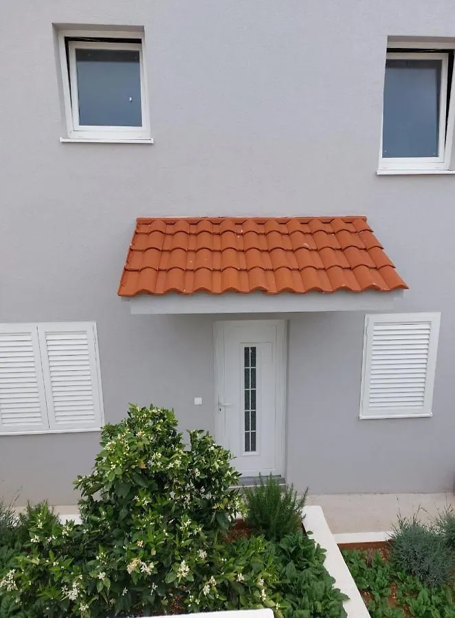 Apartments Vini Seget Donji