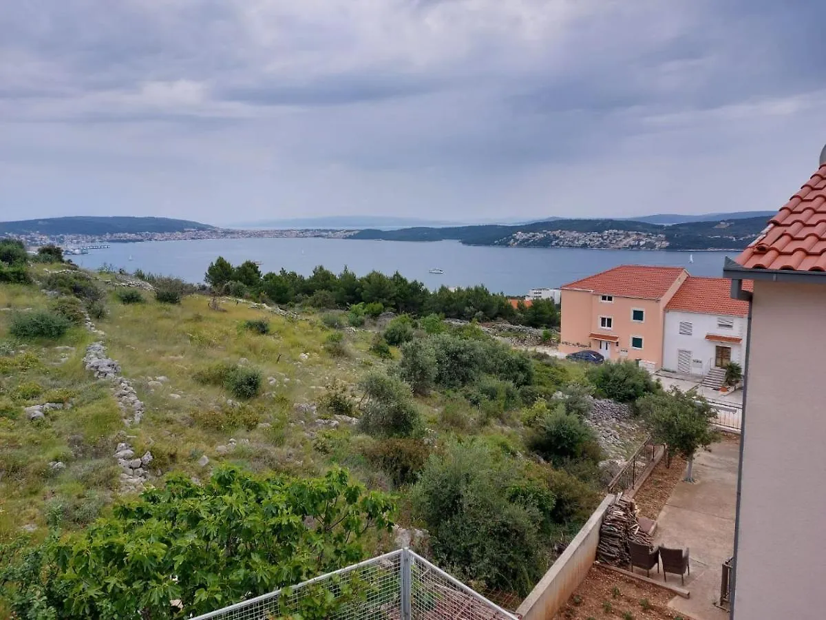 Apartments Vini Seget Donji