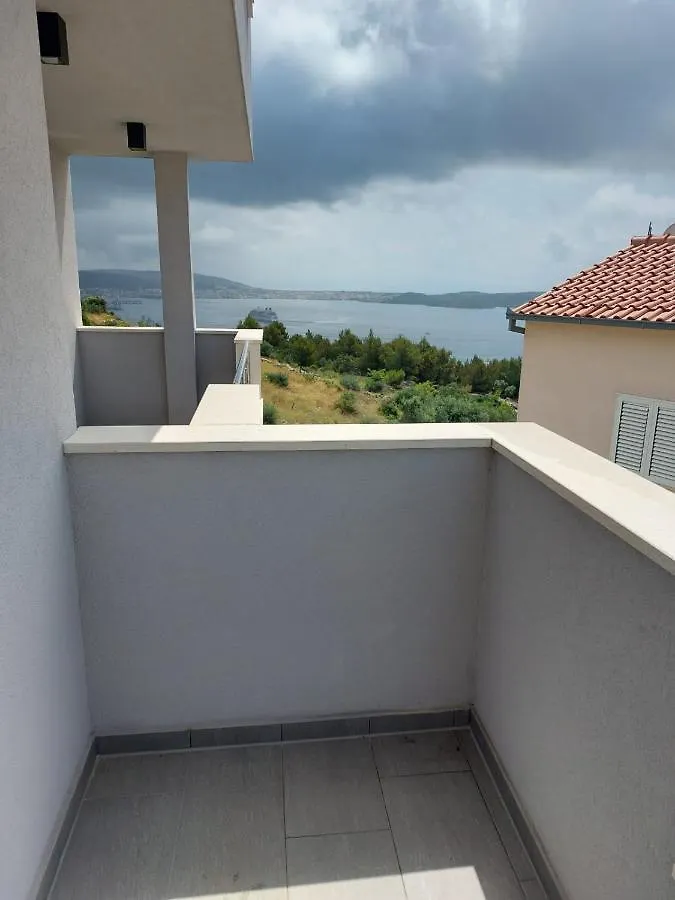 Apartments Vini Seget Donji